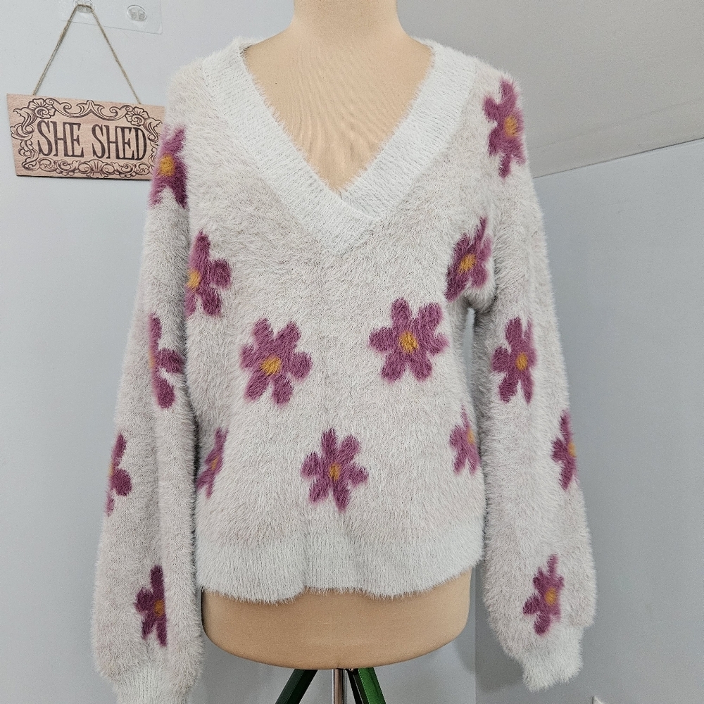 Listicle Fuzzy Floral Sweater Gray Pink Purple Daisy Medium Soft Knit Pullover‎